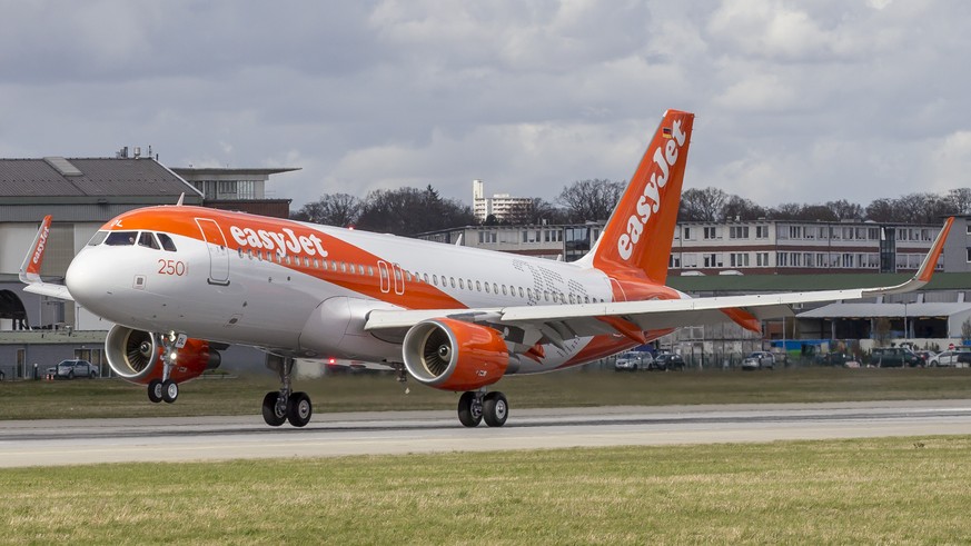 HANDOUT - Eine Maschine der Airline EasyJet beim Start, am 13. April 2015. Der britische Billigflieger Easyjet will seinen Hoehenflug am Flughafen Basel-Muelhausen fortsetzen: Fuer das laufende Jahr s ...