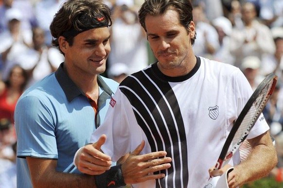 epa01748216 Roger Federer of Switzerland (L) at the net with Tommy Haas of Germany whom he defeated in their fourth round match for the French Open tennis tournament at Roland Garros in Paris, France, ...