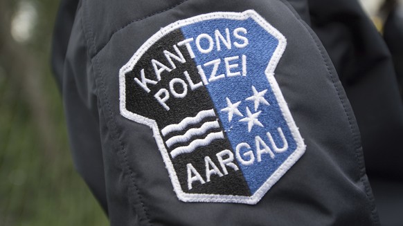 Das Logo der Kantonspolizei Aargau auf der Uniform eines Polizisten am &quot;Tag der offenen Tuer&quot; in der Interkantonalen Polizeischule IPH vom Samstag 20. Mai 2017 in Hitzkirch im Kanton Luzern. ...