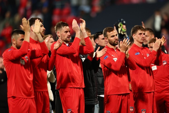 epa12126981 Heidenheim players react after the German Bundesliga Relegation Play-offs soccer match between 1. FC Heidenheim vs SV Elversberg in Heidenheim Germany, 22 May 2025. EPA/ANNA SZILAGYI CONDI ...
