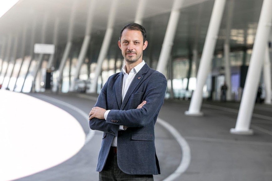 Clemens Kopetz, hier am Flughafen Zürich, ist der neue Präsident des Pilotenverbands Aeropers.