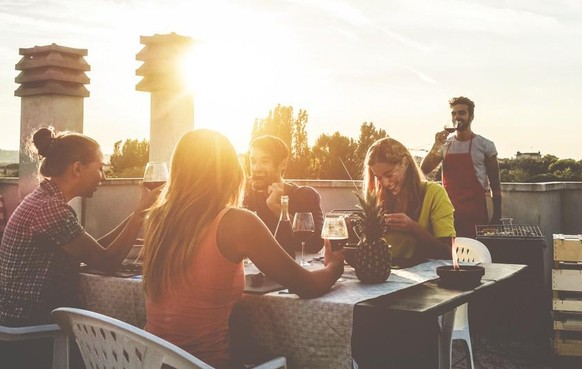 Junge Menschen beim Abendessen.