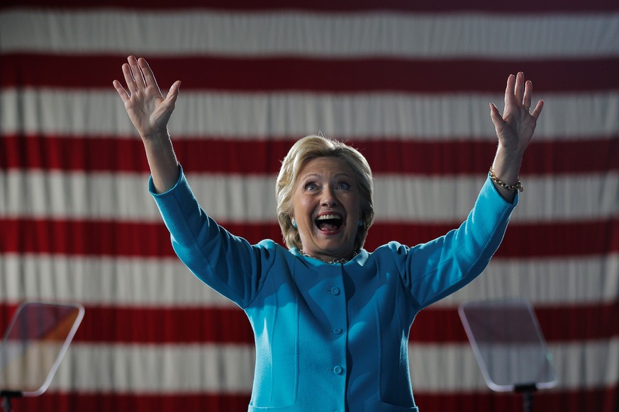 U.S. Democratic presidential nominee Hillary Clinton acknowledges the crowd at a campaign rally in Cleveland, Ohio, U.S. November 6, 2016. REUTERS/Brian Snyder