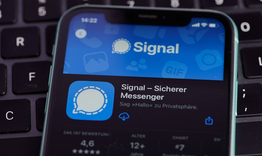 Mainz, Deutschland - 25. September 2022: App-Symbol des Signal-Messengers auf dem Bildschirm eines Smartphones in Deutschland *** Mainz, Germany 25 September 2022 App symbol of Signal MESSENGERS at th ...