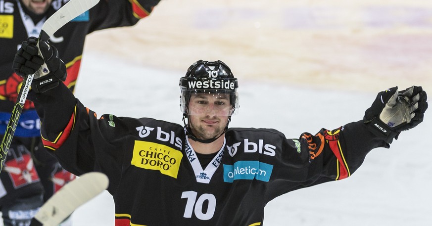 Bern-Stuermer Tristan Scherwey, vorne, jubelt zusammen mit Martin Pluess ueber sein Tor zum 1:0, im zweiten Playoff-Halbfinalspiel der National League A zwischen dem SC Bern und dem HC Davos am Samsta ...