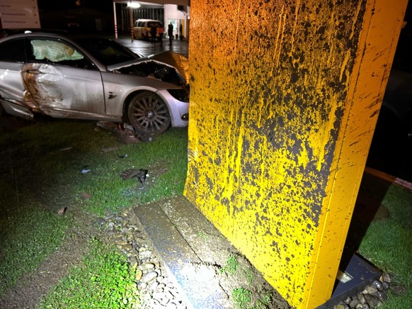 Ein 18-jähriger Junglenker ist in der Nacht auf den 28. November 2023 in Oberkulm AG von der Strasse abgekommen und in eine Werbetafel geprallt.