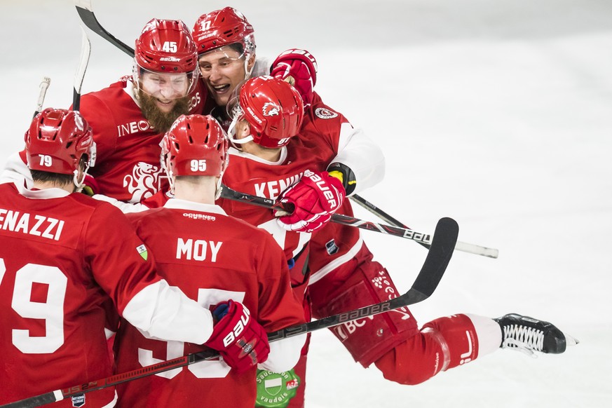 Joie des joueurs lausannois apres le 4eme but marque par le defenseur lausannois Loic In-Albon, lors du septieme match du quart de finale de play off du championnat suisse de hockey sur glace de Natio ...