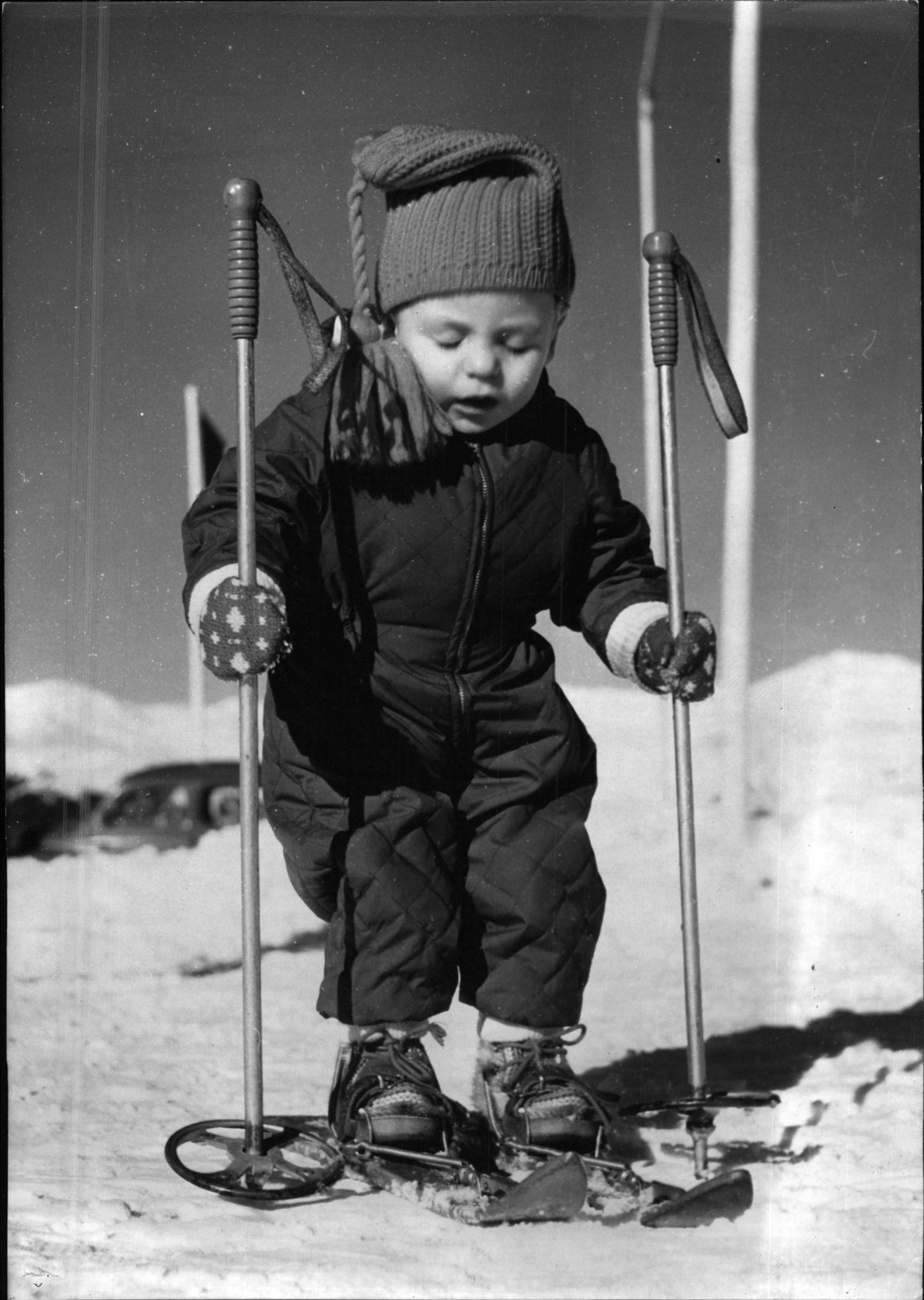 Bobfahren / Eislaufen / Skifahren ----- Eiskunstlauf / Eislaufen / Roller Derby / Slalom 1. Januar 1950 Kleinkind versucht sich im Skifahren auf der Piste. *** Bobsledding Ice skating Skiing Figure sk ...
