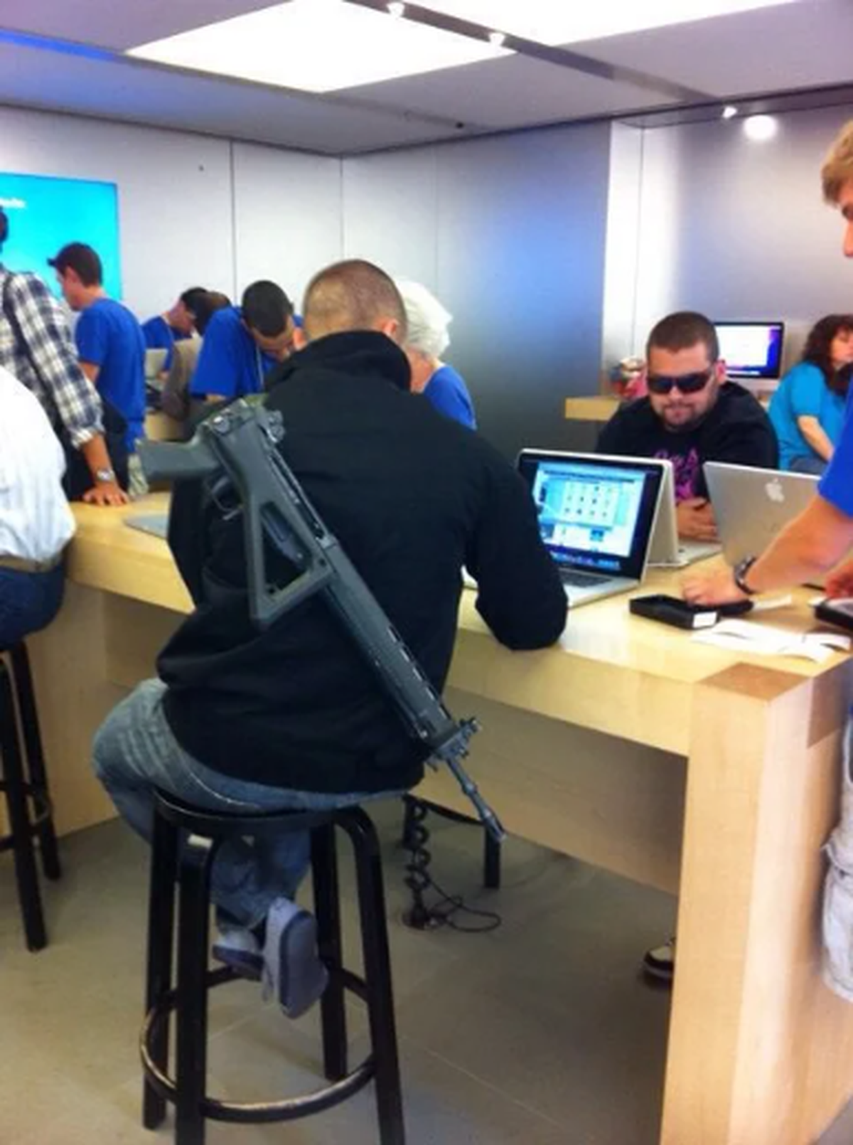 Only in Switzerland: Mann mit Gewehr im Apple Store in der Schweiz