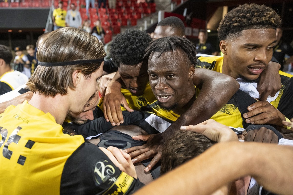 Die YB Spieler, Cedric Itten, Joel Monteiro, Cheikh Niasse und Aurele Amenda, von links, stuerzen sich auf den Torschuetzen des 0:1, Silvere Ganvoula, verdeckt, im Schweizer Cup 1/16 Final Fussballspi ...