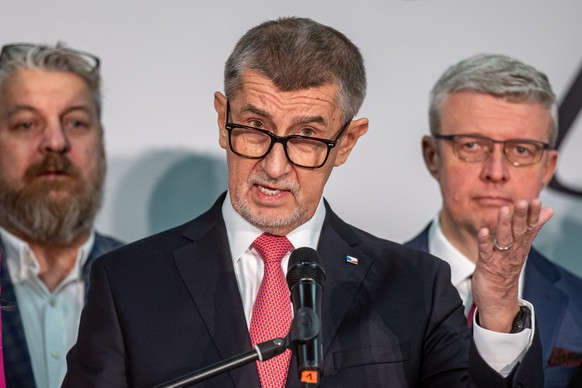 epa10405337 Czech Republic&#039;s presidential candidate and former Prime Minister Andrej Babis (C) talks to journalists after announcement of the preliminary results during the first round of the Cze ...