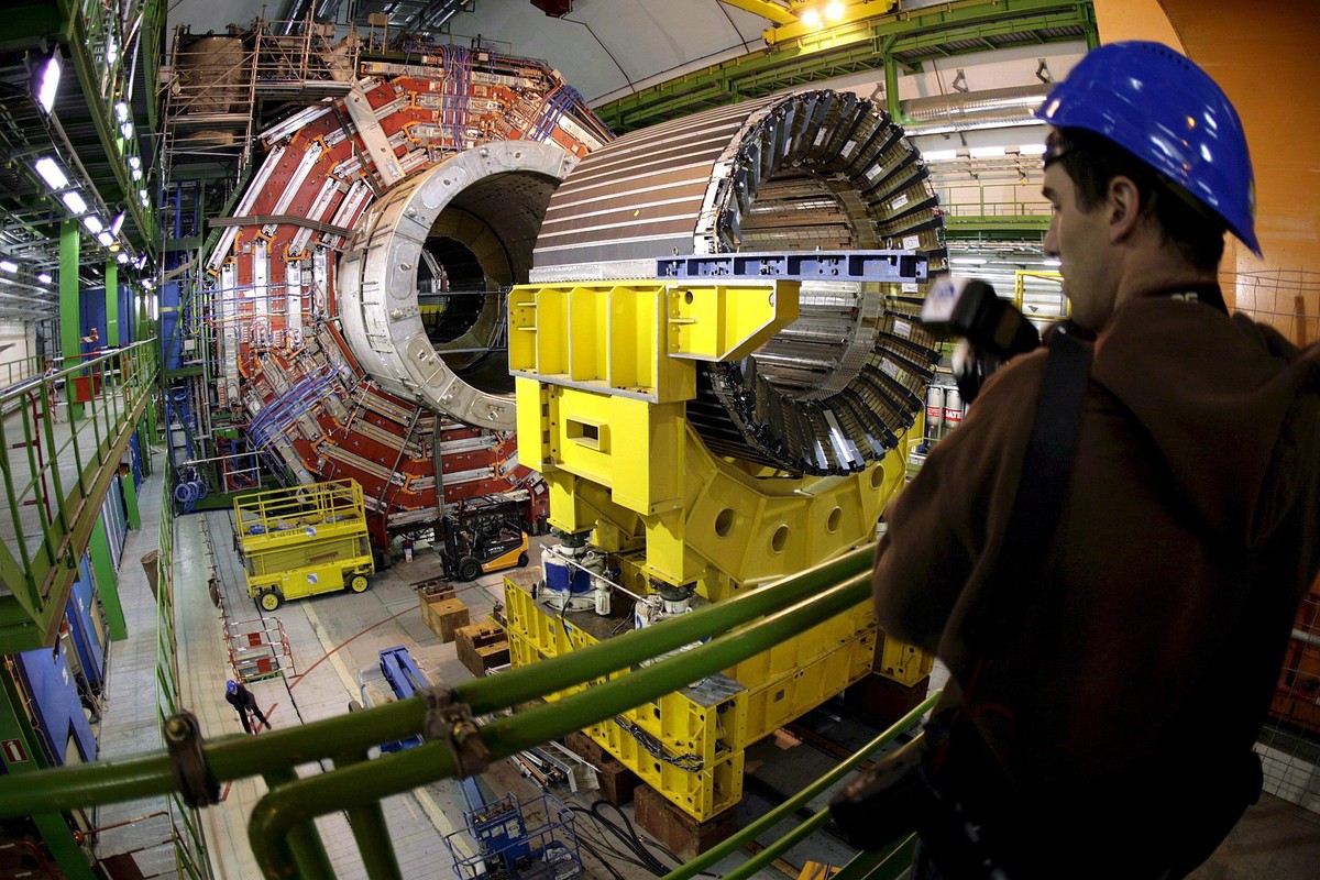 epa04692661 (FILE) A file photpicture dated 22 March 2007 shows a press photographer (R) taking pictures of the magnet core of the world's largest superconducting solenoid magnet (CMS, Compact Mu ...