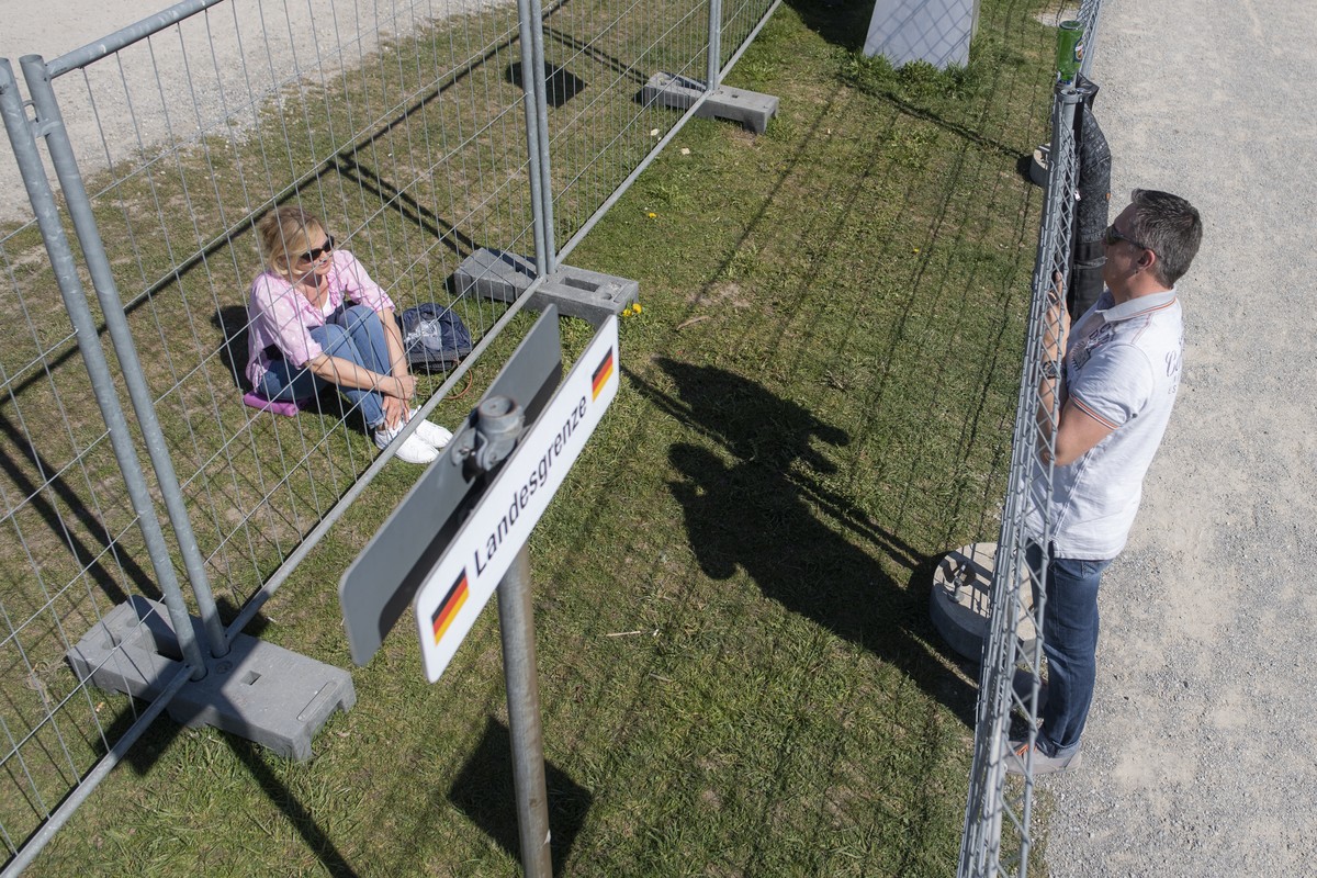 Ein Paar trifft sich an der Grenze zwischen dem deutschen Konstanz und Kreuzlingen in der Schweiz, aufgenommen am Sonntag, 5. April 2020, in Kreuzlingen. Nachdem sich Menschen am ersten an der Landesg ...