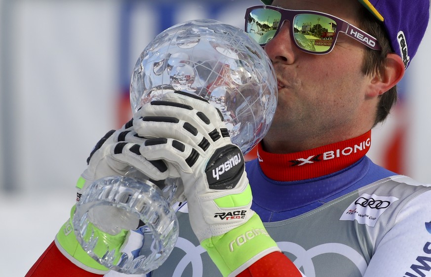 Switzerland&#039;s Beat Feuz kisses the men&#039;s World Cup downhill discipline trophy, at the alpine ski World Cup finals in Are, Sweden, Wednesday, March 14, 2018. (AP Photo/Marco Trovati)