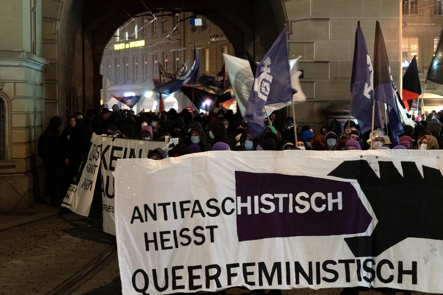 Ungefaehr 1000 Personen ziehen bei einem antifaschistischen &quot;Abendspaziergang&quot; durch die Stadt Bern, am Samstag, 22. Oktober 2022. (KEYSTONE/Str)