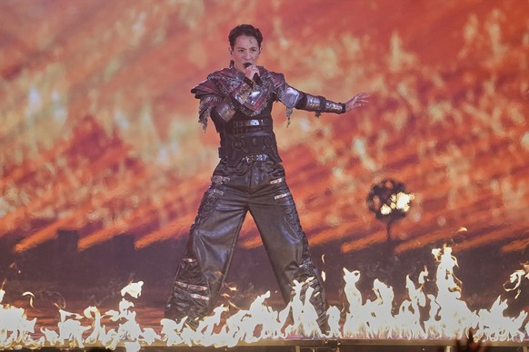 Das Finale geht los mit: Kyle Alessandro aus Norwegen, der in «Lighter» sein eigenes Feuerzeug sein will.