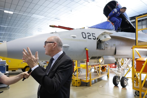 Bundesrat Martin Pfister gibt ein Interview bei einem Besuch in der Halle fuer die Wartung der F/A-18 Flugzeuge, waehrend einem Rundgang auf dem Militaerflugplatz Payerne, am Donnerstag, 9. Oktober 20 ...