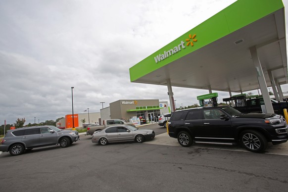 epa07081416 Cars line up for gasoline as people prepare for Hurricane Michael in Navarre, Florida, USA, 09 October 2018. Many gas stations have sold out of fuel as coastal residents flee the approachi ...