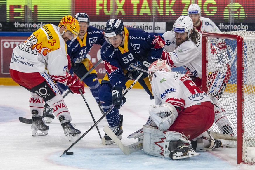 Dario Simion, mitte, von Zug im Spiel gegen Torhueter Melvin Nyffeler, rechts, von Rapperswil beim Playoff Viertelfinal Spiel 4 beim Eishockey Meisterschaftsspiel der National League zwischen dem EV Z ...