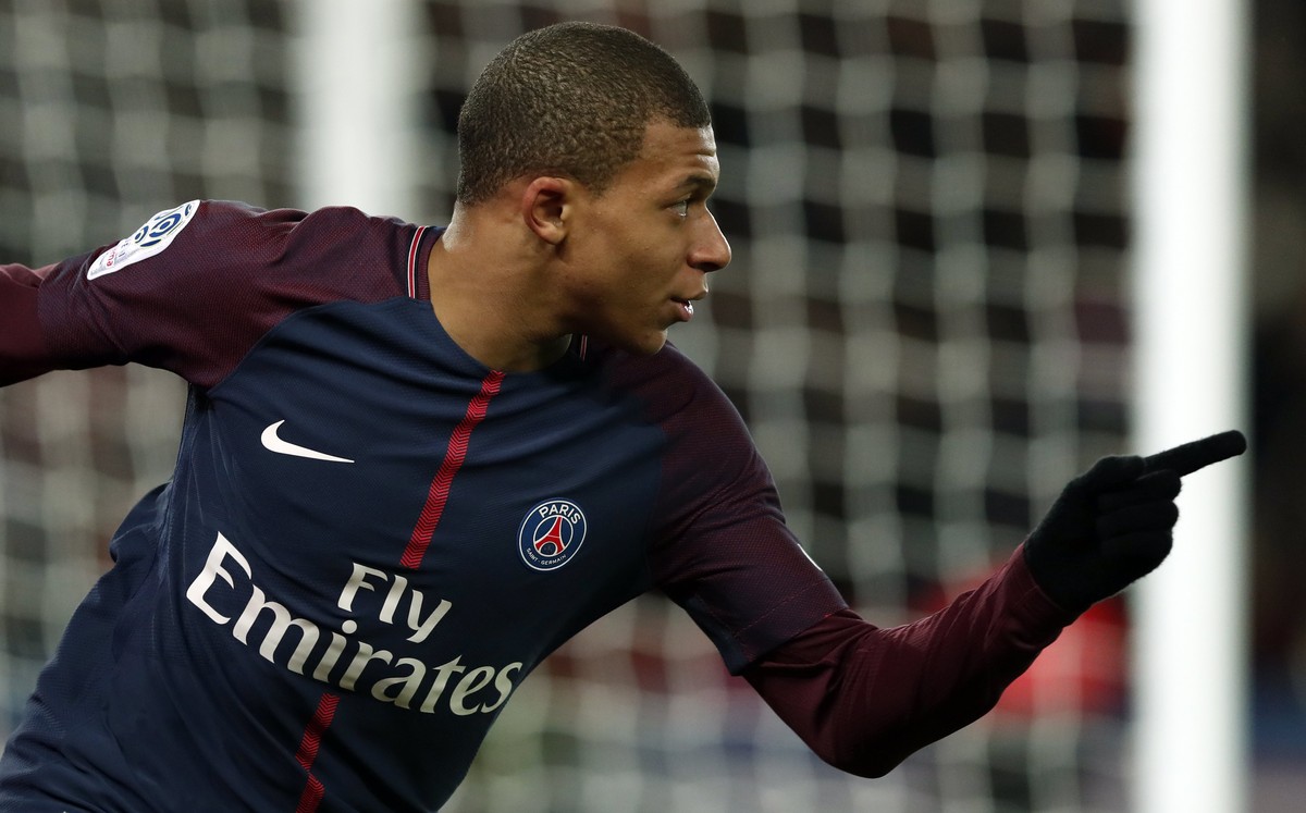 epa06447995 Paris Saint Germain striker Kylian Mbappe celebrates scoring a goal during the ligue 1 soccer match between Paris Saint Germain and Dijon in Paris, France, 17 January 2018. EPA/IAN LANGSDO ...