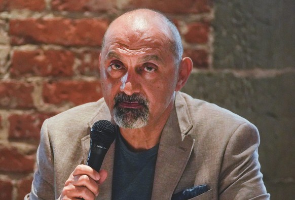 Shukri Al Rayyan ist als Schriftsteller tätig.