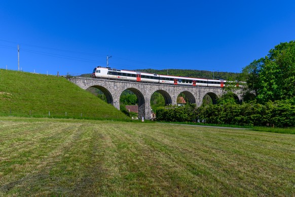 Kurz vor Moutier passiert der «Weissenstein Express» bei Gänsbrunnen das historische Geissloch-Viadukt.