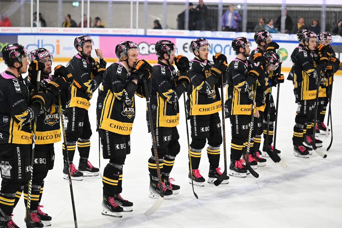 Ajoies Spieler mit haengen Koepfen, nach dem Eishockey-Qualifikationsspiel der National League zwischen dem HC Ajoie und dem SC Bern, am Dienstag, 1.Oktober 2024, in der Raiffeisen Arena in Porrentruy ...