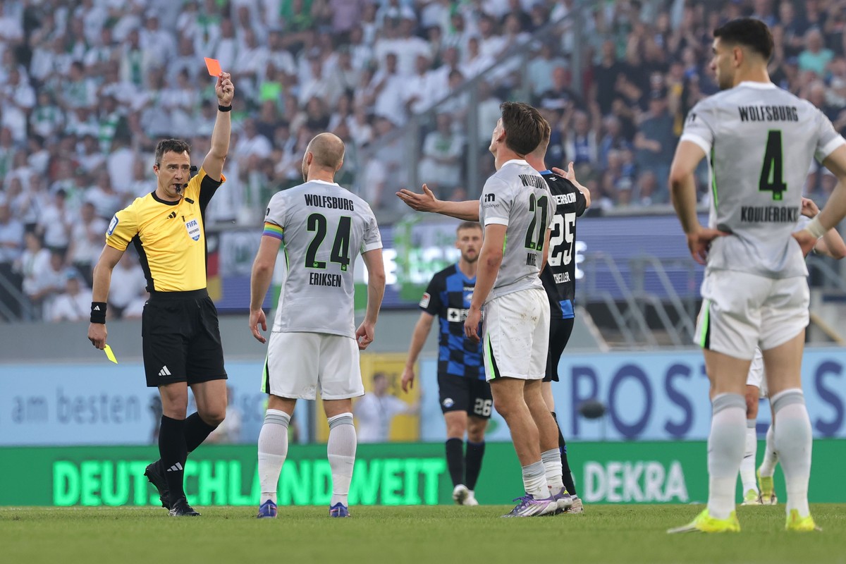 KEYPIX - epa12993504 Joakim Maehle of Wolfsburg (R) receives the red card during the Bundesliga Relegation Play-offs 2nd leg soccer match between SC Paderborn and VfL Wolfsburg in Paderborn, Germany,  ...
