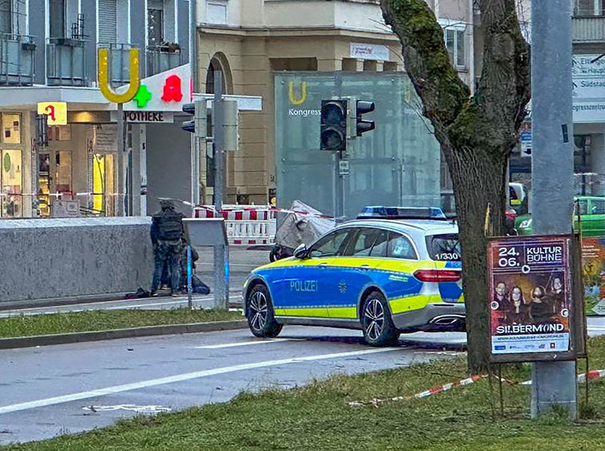 epa10514061 Police secure the perimeter at a pharmacy where a hostage-taking in Karlsruhe, Germany, 10 March 2023. Police in Karlsruhe told public to avoid the area as a hostage was taken in a pharmac ...