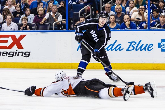 21.11.2015; Tampa; Eishockey NHL - Tampa Bay Lightning - Anaheim Ducks; Joel Vermin (R, Tampa) gegen Kevin Bieksa (Del Mecum/Zuma Press/freshfocus)