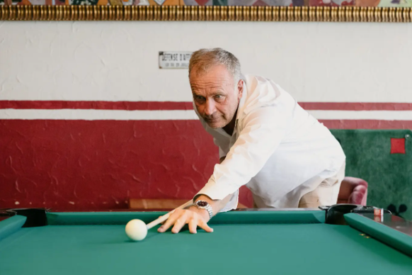 Eine Partie Billard gehört für Alex Capus zum Morgenritual in seiner Bar.