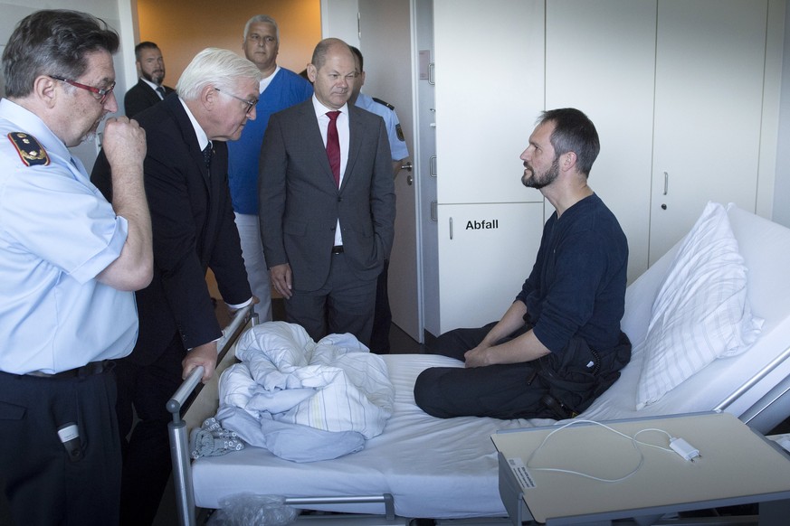 epa06077495 A handout photo made available by the German Government (Bundesregierung) on 09 July 2017 shows German President Frank-Walter Steinmeier (2-L) and Hamburg&#039;s First Mayor Olaf Scholz (C ...