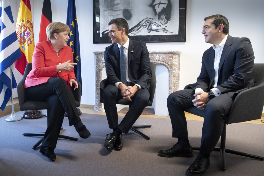 epa06849321 A handout photo made available by the German Government shows German Chancellor Angela Merkel (L) talking with Spanish Prime Minister Pedro Sanchez (C) and Greek Prime Minister Alexis Tsip ...