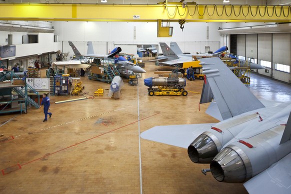 F/A-18 fighter jets of the Swiss Army stand in a hangar of RUAG Aviation in Emmen in the canton of Lucerne, Switzerland, for maintenance, pictured on February 7, 2011. (KEYSTONE/Gaetan Bally)

Kampffl ...