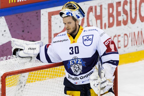 Zug&#039;s goaltender Leonardo Genoni gestures, during the third leg of the National League Swiss Championship semifinal playoff game between Geneve-Servette HC and EV Zug, at the ice stadium Les Vern ...