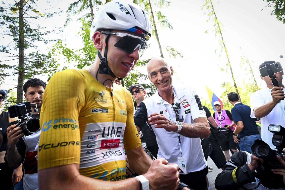 Tour de Suisse 2026 Stage 5 VILLARS-SUR-OLLON, SWITZERLAND - JUNE 21 : Pogacar Tadej SLO of UAE Team Emirates XRG, Gianetti Mauro SUI General Manager of UAE Team Emirates XRG during stage 5 of the 89t ...