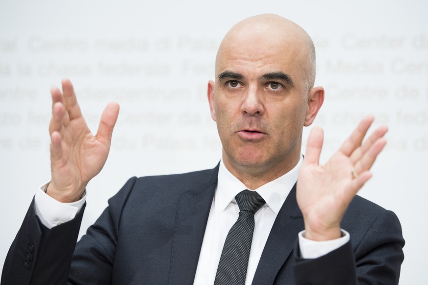 Bundesrat Alain Berset spricht an einer Medienkonferenz ueber die &quot;Wiederaufnahme der periodischen Ueberpruefung von Arzneimitteln&quot;, am Mittwoch, 1. Februar 2017, im Medienzentrum Bundeshaus ...