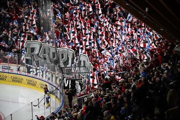 Choreo der Rapperswiler Fans beim Eishockey Spiel der National League zwischen dem HC Davos und dem SC Rapperswil-Jona, am Sonntag, 4. Februar 2024, im Eisstadion in Davos. (KEYSTONE/Gian Ehrenzeller)