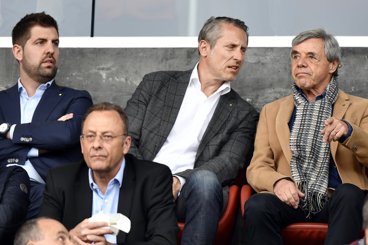 GC-Praesident Stephan Anliker, Mitte, und CEO Manuel Huber, links, und Grossaktionaer Heinz Spross, rechts, beim Fussballspiel der Super League Grasshopper Club Zuerich gegen den FC St. Gallen im Sta ...