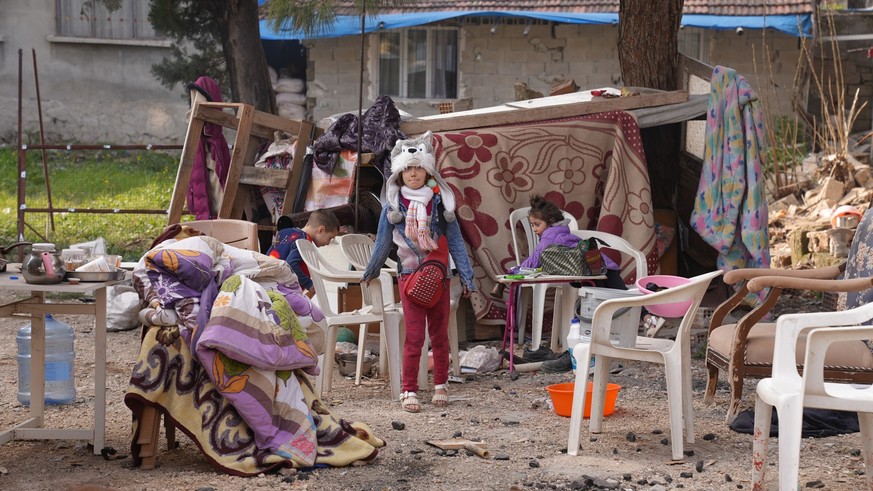 Türkei 2023
A little girl staying in a temporary shelter made out of blankets and rubbles after the earthquake in Hatay, Türkiye.

Thousands of children and families are at risk after two devastating  ...