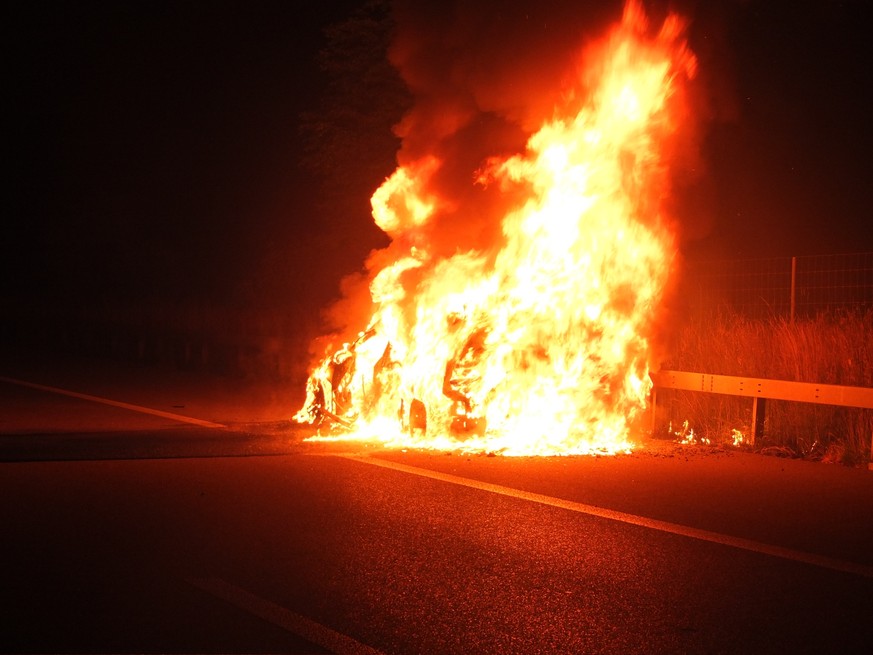 ... denn der Wagen brennt komplett aus.