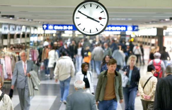 ARCHIV -- ZUM 75. JAHRESTAG DER SCHWEIZERISCHEN BAHNHOFSUHR, STELLEN WIR IHNEN FOLGENDES BILDMATERIAL ZUR VERFUEGUNG -- Passanten laufen am Donnerstag, 29. September 2005, in der Ladenpassage Shop Vil ...