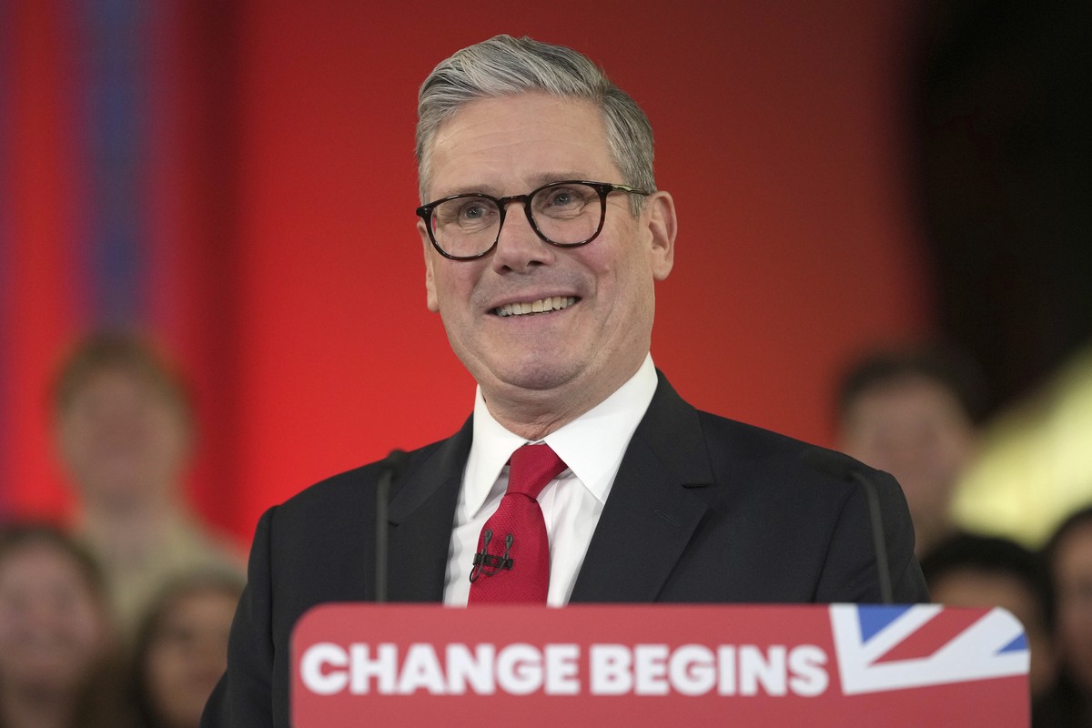 Labour Party leader Keir Starmer smiles as he speaks to his supporters at the Tate Modern in London, Friday, July 5, 2024. Labour Party Starmer says voters "have spoken and they are ready for cha ...
