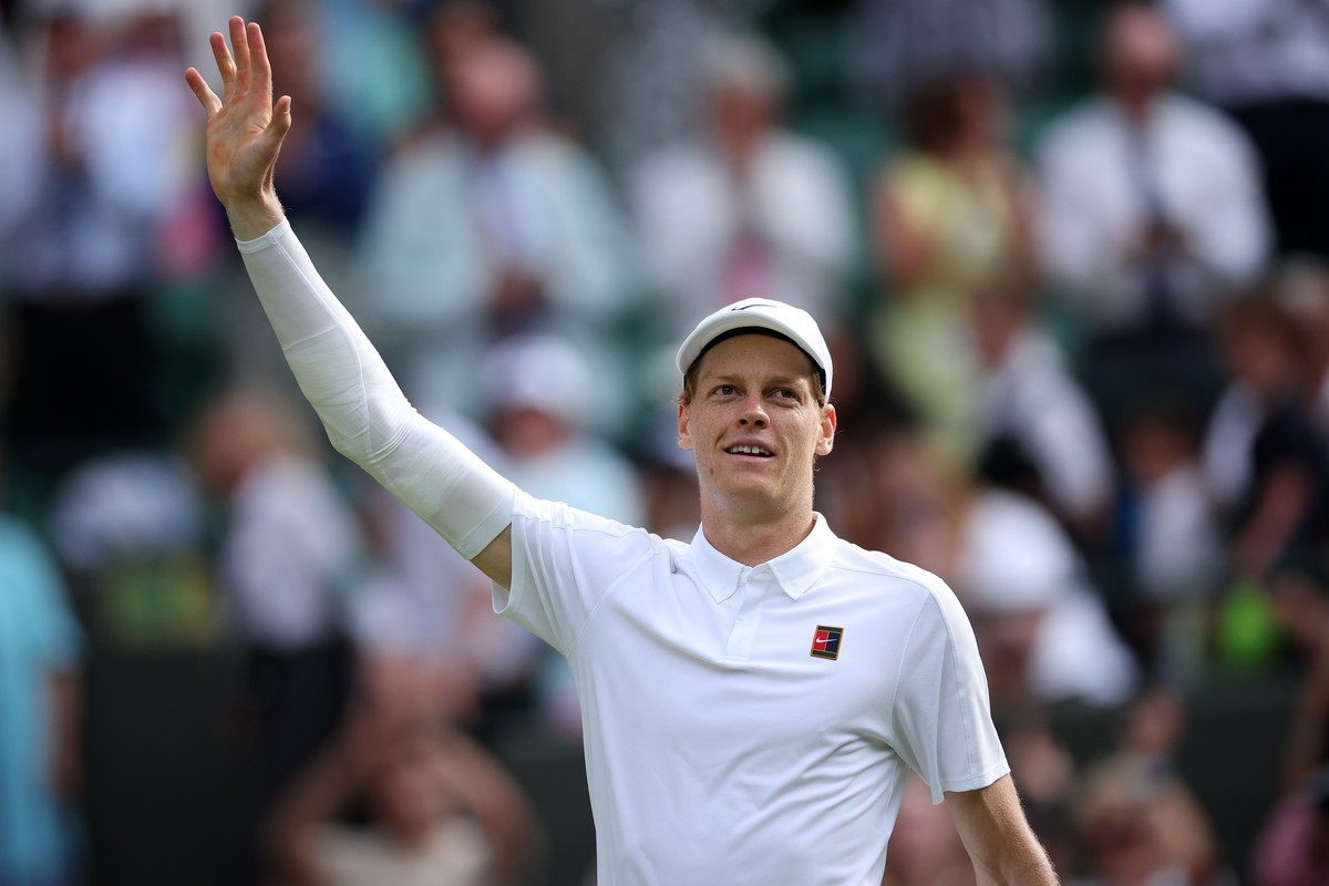 epa12227490 Jannik Sinner of Italy celebrates winning his Men's Singles quarter-finals match against Ben Shelton of the USA at the Wimbledon Championships, Wimbledon, Britain, 09 July 2025. EPA/A ...