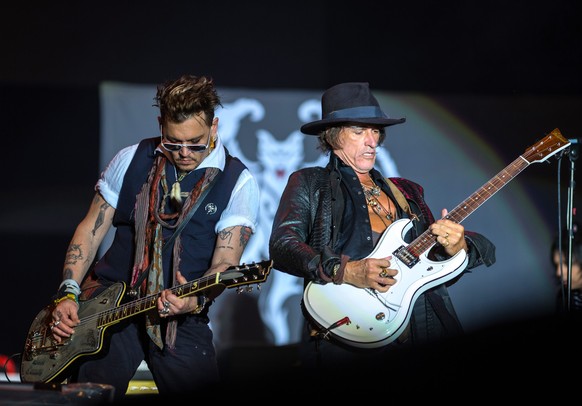 Johnny Depp mit Joe Perry im Mai in Deutschland auf der Bühne.<br data-editable="remove">