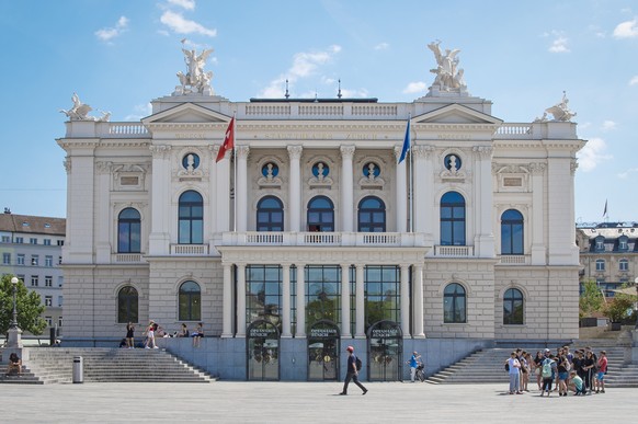 ARCHIVBILD ZUR MK DES OPERNHAUSES ZUERICH, AM FREITAG, 5. APRIL 2019 - Blick vom Sechselaeutenplatz auf das Opernhaus Zuerich, anlaesslich einer Medienkonferenz, am Montag, 2. Juli 2018, in Zuerich. ( ...