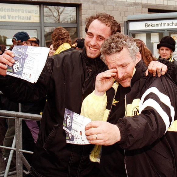 Bildnummer: 00451600 Datum: 24.04.1997 Copyright: imago/TriAss
BVB-Fans sing glücklich, weil sie Eintrittskarten für das Finale der Champions League 1996/1997 in München ergattern konnten; Vdig, quer, ...