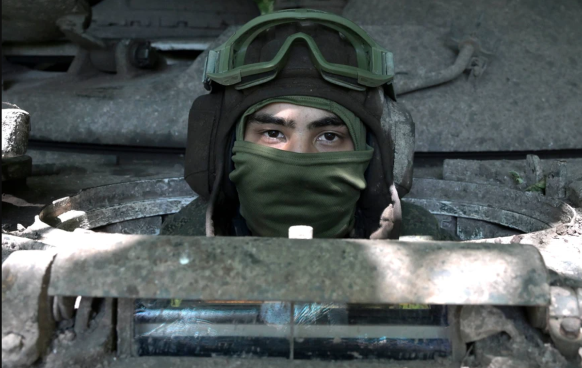 Des soldats russes donnent un aperçu effrayant de la vie brutale au front en Ukraine: entre multiples blessures, mauvais traitements, manque de nourriture et de munitions.