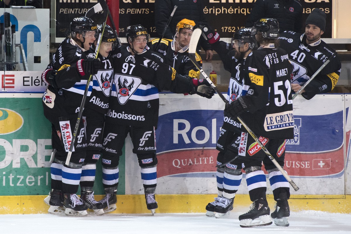 Fribourgs Killian Mottet, zweite von links, jubelt nach seinem Tor (2-0) mit Fribourgs Flavio Schmutz Fribourgs Nathan Marchon, Fribourgs Jonas Holos, von links, beim Eishockey Meisterschaftsspiel der ...