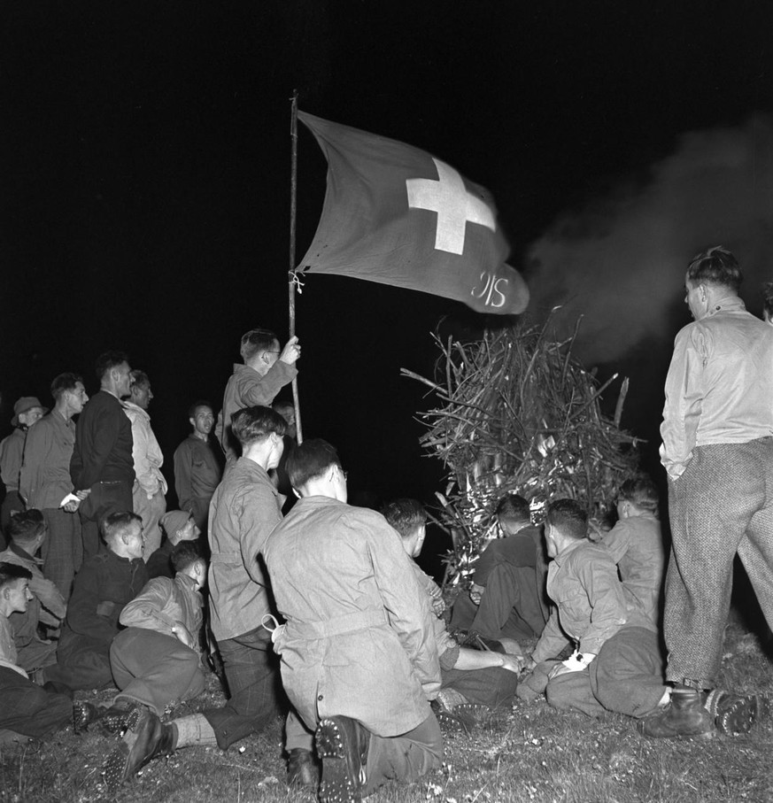 Swiss National Day celebration of the mountaineering school on Martinsmaad near Elm, canton of Glarus, Switzerland, pictured on August 1, 1943. (KEYSTONE/PHOTOPRESS-ARCHIV/Milou Steiner)

Bundesfeier  ...